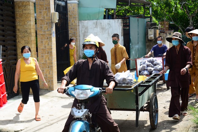 Continuing to support people in need in the Covid-19 pandemic of Hoang Phap Pagoda (series 2)